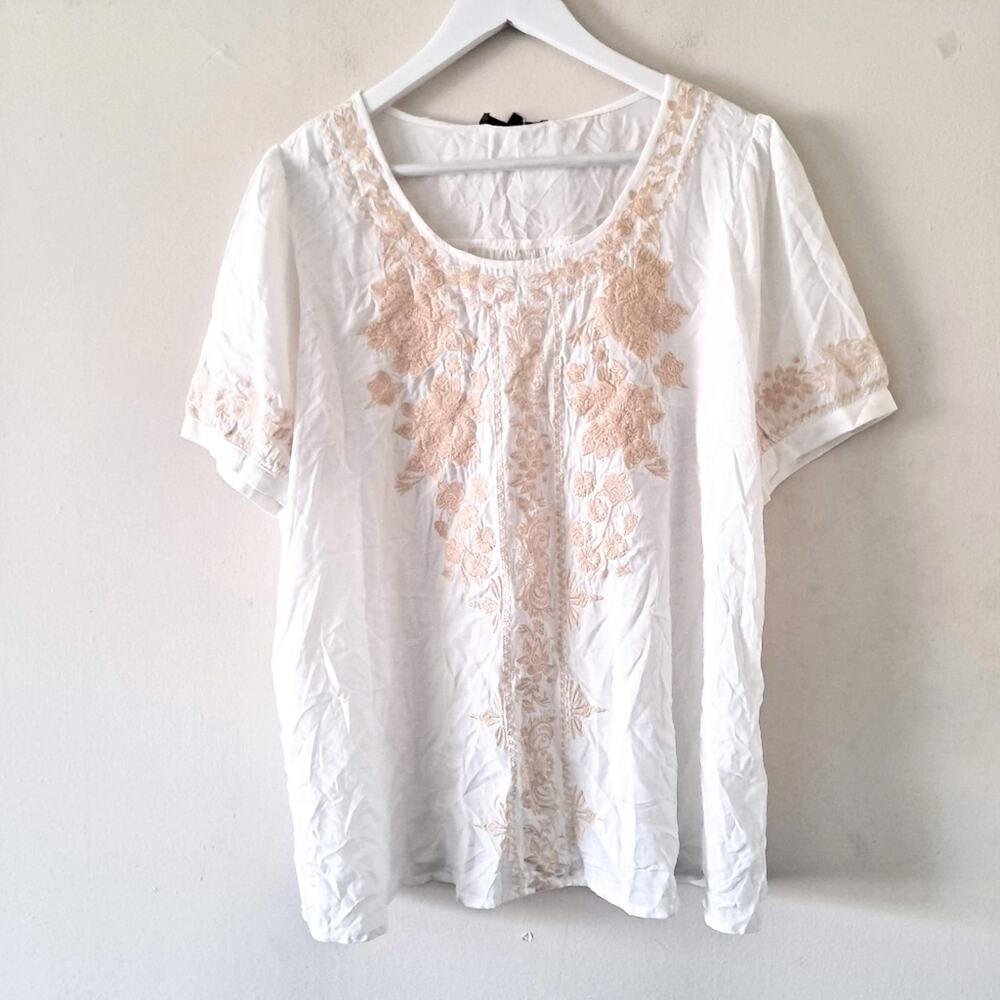 Andree by Unit Ivory Scoop Neck S/S Top w/ Tan Embroidery